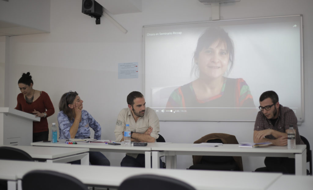 De izquierda a derecha: Gloria Rosique, Patricia Fasano, Alejandro Barranquero, Chiara Sáez (pantalla) y José Emilio Pérez.