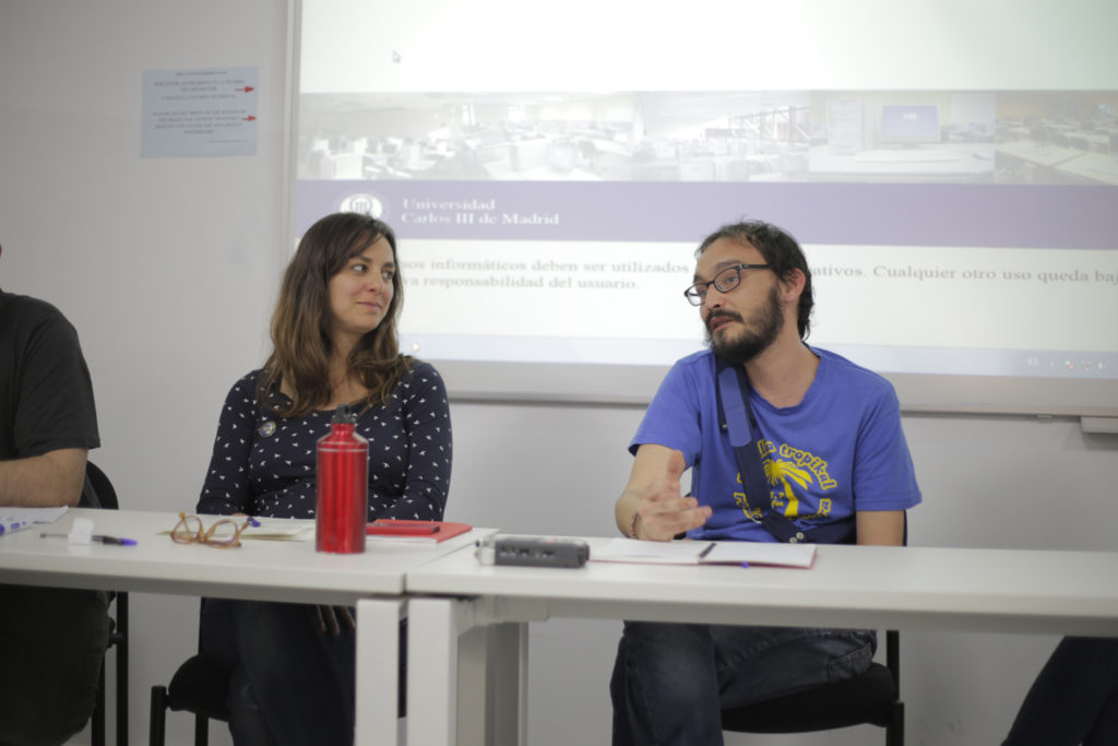 Izaskun (El Salto) y Ramón (Radio Almenara) en la mesa de debate "La comunicación alternativa desde las prácticas".